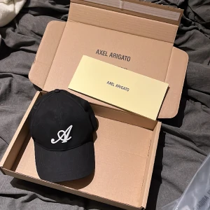 Arigato keps - En totalt oanvänd Arigato keps. Aldrig använd endast testad. Låda till den finns också! Nypris 800kr säljes för 300kr.