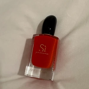 Sí passione EDP Eau de parfum 50ml - Otrolig parfym!!❤️ Säljer eftersom jag har börjat använda en annan vilket gör att denna bara står. Den luktar otroligt gott🥰❤️Jag har använt ca 20% av parfymen så priset är såklart lägre än nypriset! Nypris är 1000kr medans jag säljer för 300kr🥰