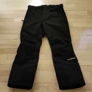 Svarta skidbyxor - Svarta everest skidbyxor, storlek 158, fint skick. 