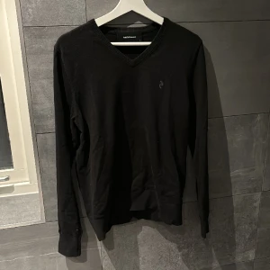 Peak Performance Tröja - Säljer nu en fin peak tröja i toppskick. Tröja är i storlek M och knappast använd. Hör av dig vid funderingar.