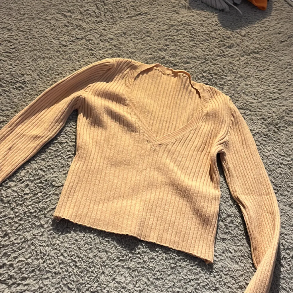  En fin beige långärmad tröja som är kort i magen och är i storlek Xs.OBS tar endast Swish numret finns i min bio . Tröjor & Koftor.