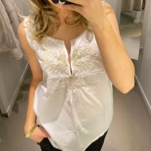 Kortärmad Odd Molly blus - Kortärmat blus ifrån Odd Molly! Superfint skick, endast använd någon enstaka gång:) Storlek 1, passar s/m (jag själv brukar ha S i överdel, bilder visar hur den sitter på mig). Svara att skriva vid eventuella frågor💞