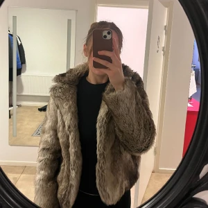 Fejkpäls  - jättefin pälsjacka mysig och go, Bella hadid style 🥰