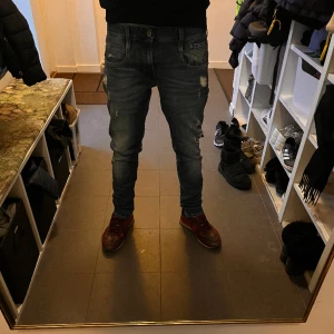 Replay Anbass Ripped Jeans - Tja. Nu säljer vi dessa otroligt snygga, unika och eftertraktade replay anbass jeans i storlek W30 L32. Skulle säga att de passar dig som är 175-185. Jeansen är i fint skick. Nypris ca 2000 vårt pris 550kr.  skriv för frågor!😊