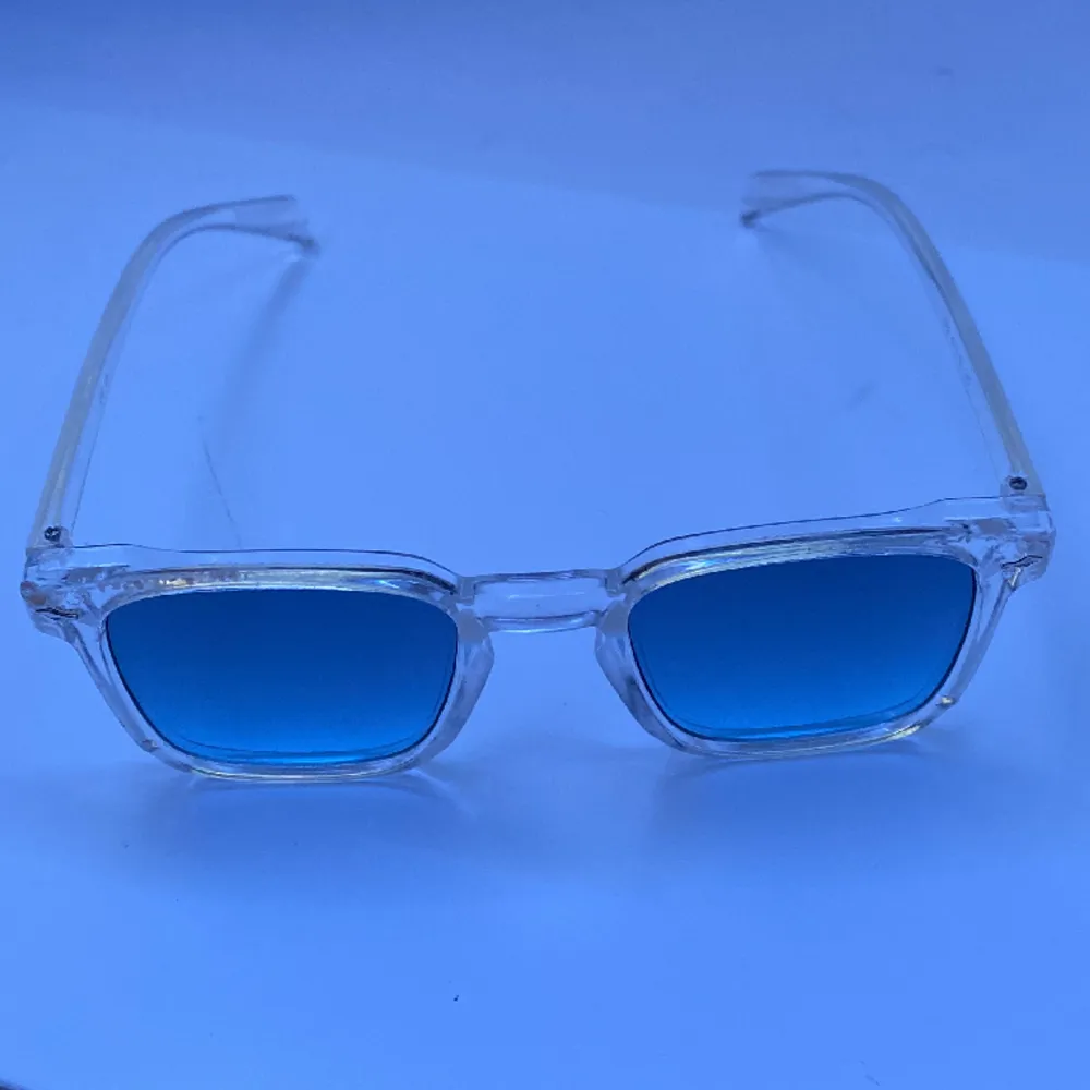 Säljer mina super fina solglasögon som köptes i somras när jag var i Frankrike. Säljer dom eftersom att dom inte kommer till användning längre. Har använt dom ungefär 3 gånger och dom är i perfekt kondition. Pris kan diskuteras vid snabbaffär.. Accessoarer.
