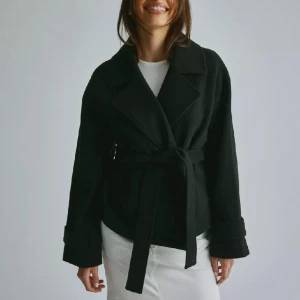 Svart kort kappa med bälte!💗 - Splitter ny svart kappa med bälte från NELLY! Köpt för 700kr. Endast testad (prislapp kvar), säljer då jag inte tyckte den passade mig💕 Skriv om ni har några funderingar!