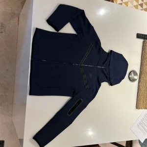 Mörk blå fin Nike tech - En Nike tech mörk blå bra skick 9/10   Stolek Xl jr 158-170 jätte fin och skön och bra kvalite 