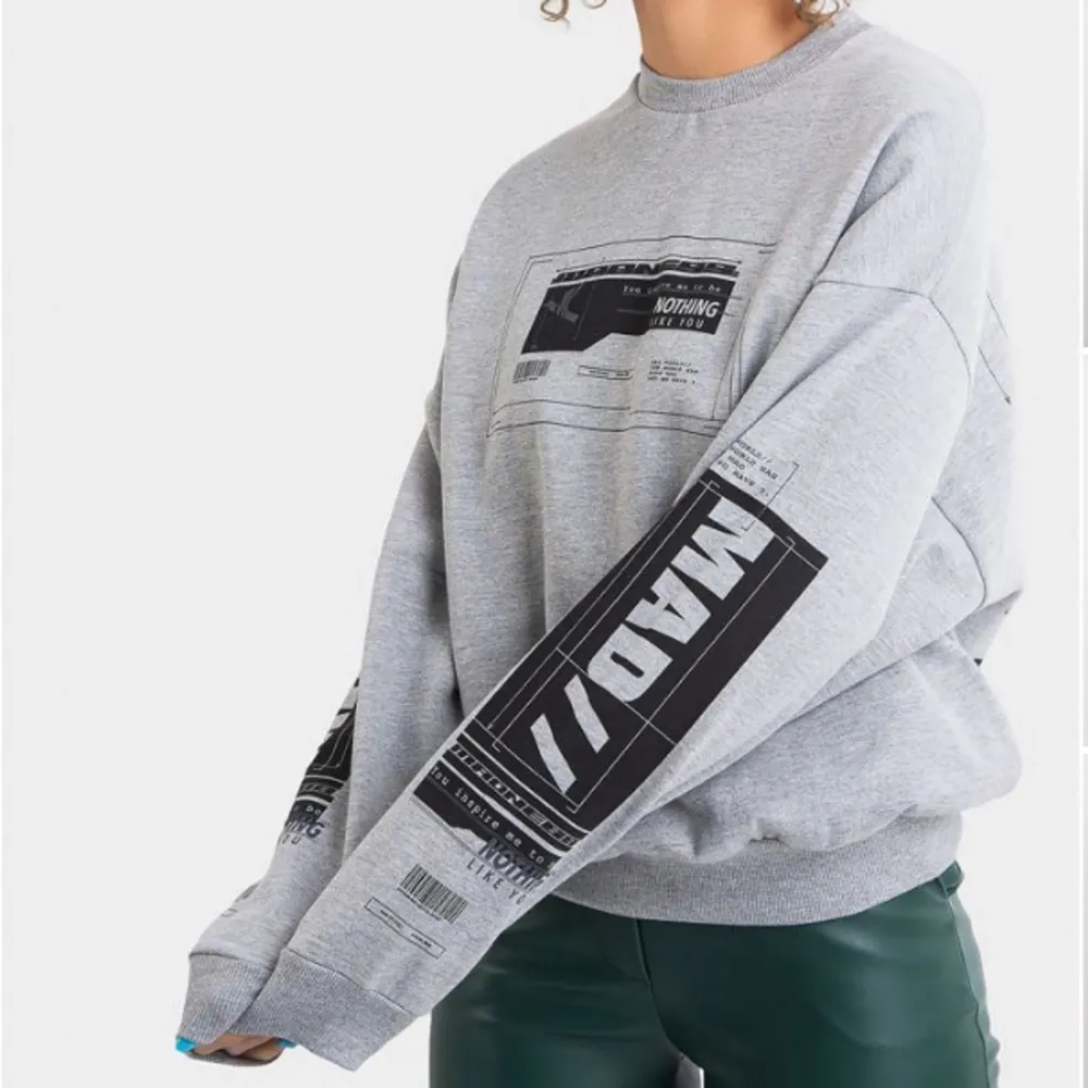 Säljer nu denna superfina sweatshirten ifrån madlady. Superfint skick, storlek S✨ nypris ligger på 700kr🫶🏼. Hoodies.