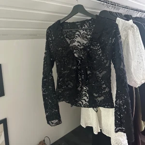 Spets topp - Säljer nu den slutsålda superfina spetstoppen ifrån boohoo som tyvärr inte kommer till användning. Storlek 38, passar bra på mig som vanligtvis har storlek S. 🫶🏼