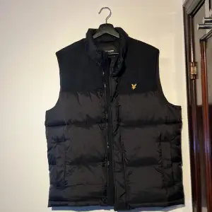 Lyle & scott väst i mycket fint skick Säljer då den inte komemr till användning längre Skick 9/10 Pris kan diskuteras 