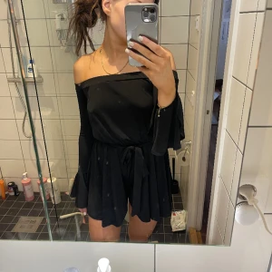 Jumpsuit - Svart jumpsuit i storlek S, jag är en S/M.  Mycket bra skick då jag knappt använt den 2 gånger. ✨✨