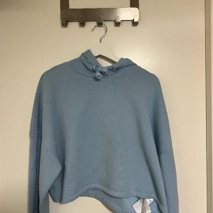 Croppad hoodie  - Använd få gånger, färgen är ljusblå