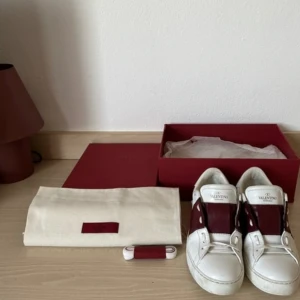 Valentino skor - Säljer mina snygga skor i storlek 38❤️ priset går att diskutera vid snabb affär 