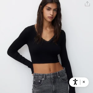 Långärmad topp - Svart långärmad topp från pull & bear i storlek S, använd fåtal gånger