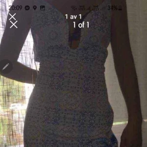 Knälång klänning - Aldrig använd då den ej passar mera.  Strl 38/40 Fler bilder kan fixas. 