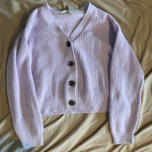 Lila kofta från kapphal - Storlek 146/152(stor i storleken) köpt från Kapphal för 200:- aldrig använd 