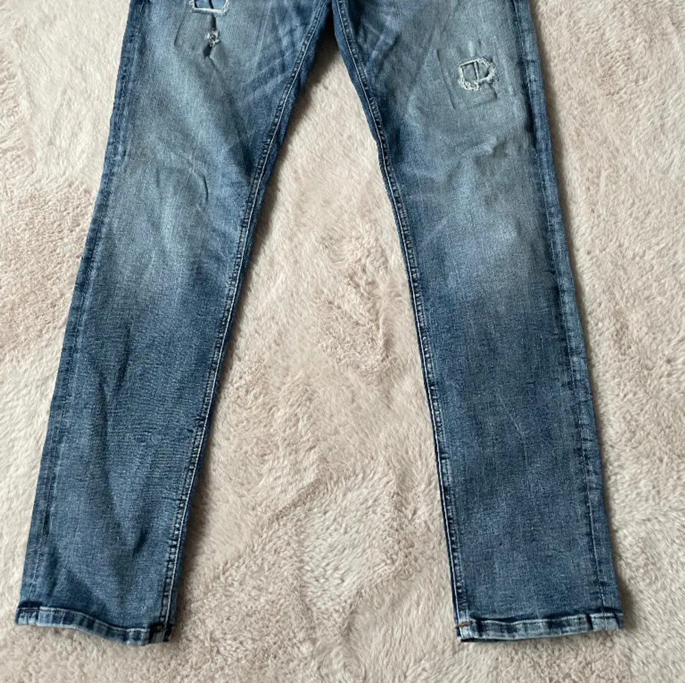 Stiliga jeans, säljer för att dom är för små. Storlek 34/32 köpt för 900kr.. Jeans & Byxor.