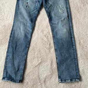 Stiliga jeans, säljer för att dom är för små. Storlek 34/32 köpt för 900kr.