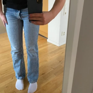 Blåa jeans - Skitsnygga perfekta, raka jeans från Zara med hål på bakre fickan!❤️ mina företetta absoluta favoritbyxor, men har tyvärr nu blivit för små:( Angående längden så sitter de perfekt på mig som är mer eller mindre 166cm, ordpris ca 500kr