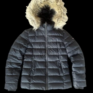 Tommy Hilfiger dunjacka, XS - Vinterjacka från Tommy Hilfiger i mycket fint skick, strlk XS 🌸  Finns i Stockholm city alt. Vendelsö. Kan även skickas!