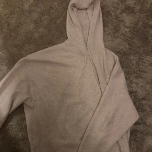 Stickad hoodie - Mjuk stickad hoodie, normal i storleken