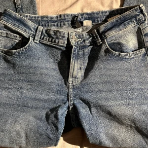 Low waist jeans - Jeans från H&M. Storlek 42 men de är uppsydda så att de passar mig som är ish 160cm lång. Jag har själv satt dit ett snöre i midjan så att man kan spänna åt hur tight man vill ha. De är använda, men i fint skick och inga defekter. Pris kan diskuteras