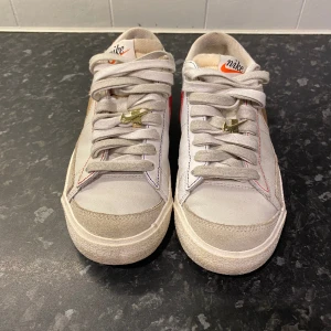 Unisex Nike sneakers - Fina sneakers i storlek 38.5, använts ytterst lite då de var för små. Då de använts utomhus är de något smutsiga på sulan men annars är de som nya❤️