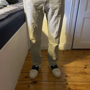 Gråa G-Star Jeans  - Gråa G-Star Jeans | Storleken: W 28 L 30 | Använda 3 gånger väldigt bra skick | Vårt pris: 550 kr | Nypris: 1500 kr | Modellen är 182 cm!