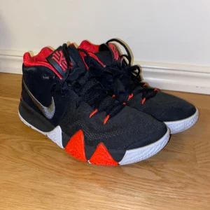 Kyrie 4 basketskor - Säljer dessa ”Kyrie 4 EP 41 for the ages” då jag inte har användning för dem. De är använda 2 gånger och nypris på StockX är runt 3500kr. Skriv om du har frågor!