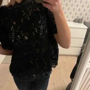 Spets blus/tshirt - Jättefin blus från Holly & white by lindex. Jag har fått den secondhand, men har aldrig själv använt. Den är i storlek XL men passar mig som vanligtvis har xs/s. Pris kan diskuteras. Köparen står för frakt💗