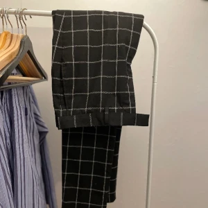 Rutig dressbyxa  - Sitter som M eller 32