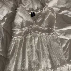 Sommarklänning - Vit supersöt sommarklänning från VERO MODA i storlek M. Använd kanske 2 gånger🩷