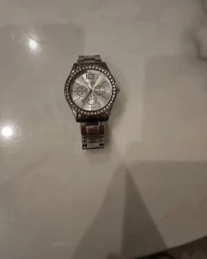 Silver klocka  - En Silver klocka  Regal  Nytt batteri ingår 