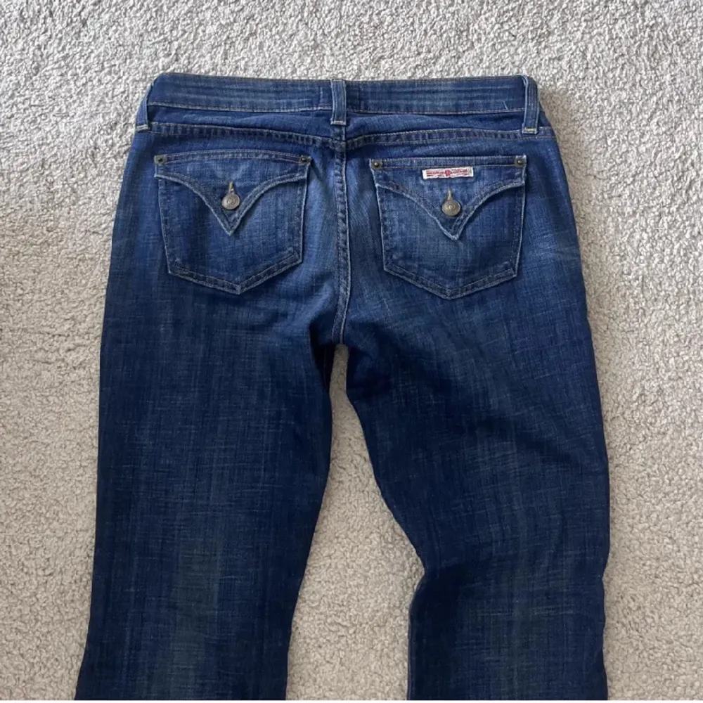 (Inte mina bilder) Fina jeans som jag köpt här på Plick. Jätte fina men dem passar inte riktigt mig i modellen. Jag är 172 och det sitter bra i längden! Inga defekter. Frakten ingår inte men pris kan diskuteras. (Säljs inte längre). Jeans & Byxor.
