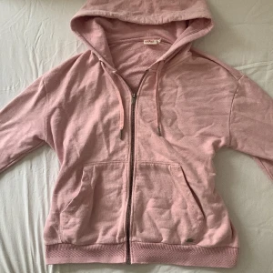 rosa hoodie - så fin rosa 2000s hoodie, inga defekter alls!! från märket dobber!