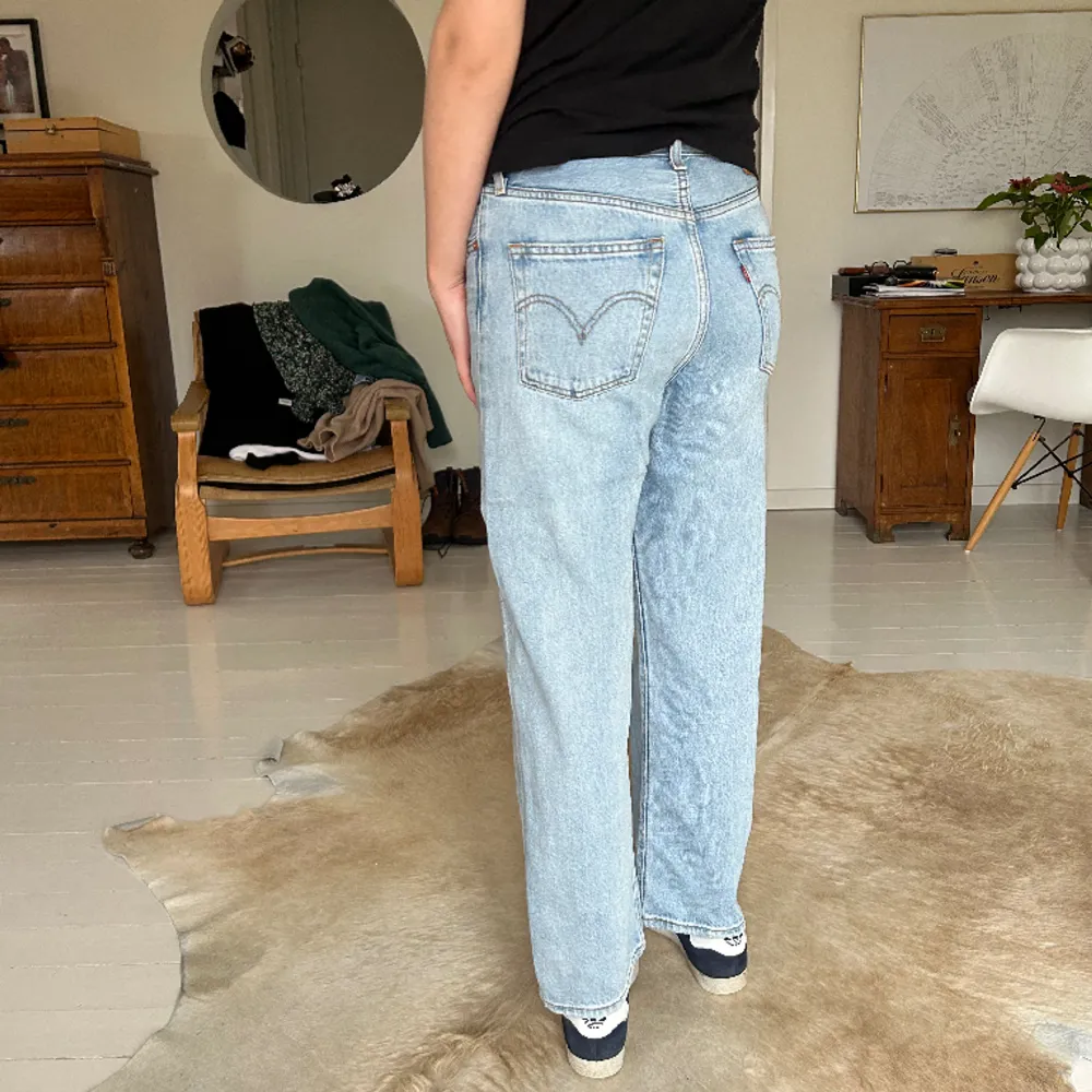 Levis ribcage straight jeans i strl 28 (eu 36). Tjejen på bilden är 170 cm lång och har normalt strl 36 i jeans, de är som man ser på bilderna något korta och små för henne!  Jeansen är i superfint skick, orginalpris: 1300 kr  Säljer mkt mer just nu!. Jeans & Byxor.