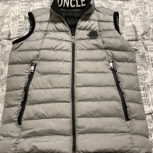 Moncler väst - Hej jag säljer min moncler väst eftersom jag inte använder den mer är i jätte bra skick och är storlek S