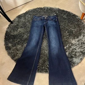 Lågmidjade utsvängda jeans  - Super fina blåa byxor i super fint skick. Dem är vintage så vet inte om dem används innan (jag har aldrig använt dem) men det är inga slitningar. Notera bakte fickan❤️