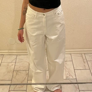Vita oversize jeans - Vita oversized byxor från weekday i modellen RAIL. Använd 1 gång. 