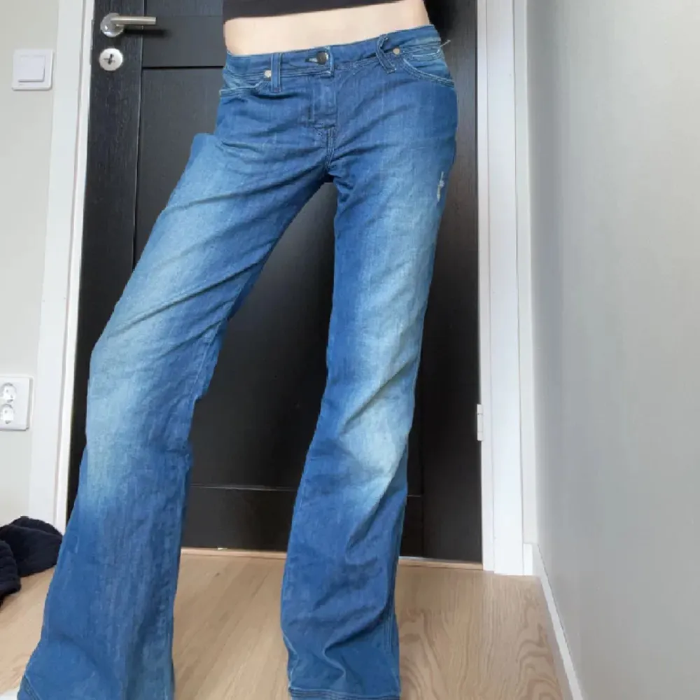 så fina jeans  skriv om ni undrar något🩷  . Jeans & Byxor.