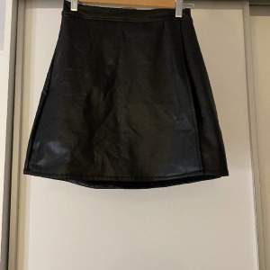 Svart kjol från Cubus. Med en öppning vid sidan och lite tjockare tyg på insidan av kjolen.