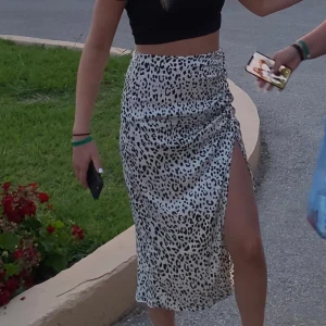 Kjol med slits - Kjol med slits, leopard mönster. Nyskick🤍