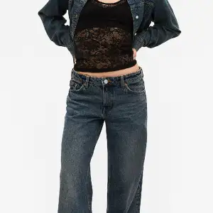 Ett par jeans från monki i modellen ”Imoo” som är lågmidjade.  De är dock uppsydda! Så de passar en som har 28 i längd på byxor. Jeansen är i storlek 24 och de är köpta för 499kr.  Säljer de för 150kr priset går att diskuteras❤️