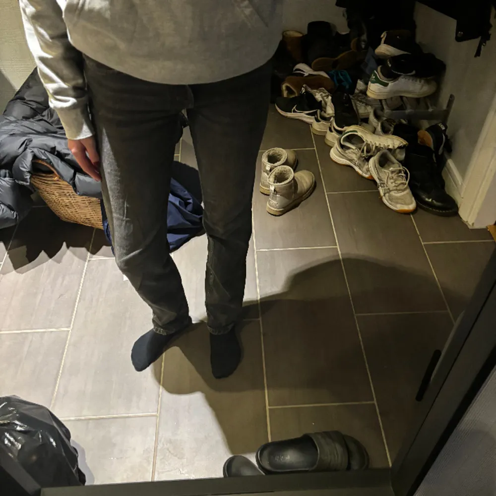 Ett par midwaist jeans från zara som knappt är använda. Perfekt längd på mig som är 167cm.. Farkut & Housut.