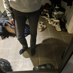 Jeans - Ett par midwaist jeans från zara som knappt är använda. Perfekt längd på mig som är 167cm.