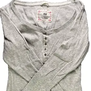 Super fin och skön H&M tröja med knappar, skriv om du har några frågor🫶🏻 Den är XS men passar mig som använder S !🤍