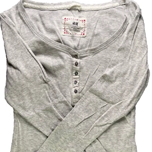 H&M long-sleeve🤍 - Super fin och skön H&M tröja med knappar, skriv om du har några frågor🫶🏻 Den är XS men passar mig som använder S !🤍