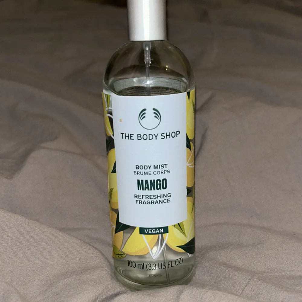Detta är en jätte god och trevlig doft! Just denna kommer från The body shop. Väldig bra skick och nästan oanvänd har tagit ett sprut och denna doft luktar Mango 🥭 . Övrigt.