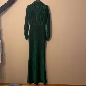 Långklänning/Balklänning Färg: Mörkgrön  Material: Glittrigt tyg Super fin klänning! Helt oanvänd och helt ny!  Lägg bud! Start pris 400kr!