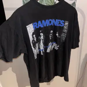 Vintage Ramones band-tee, storlek XL, riktigt fin till vintage oversized outfits, den är unisex! Hör gärna av dig för frågor 😊